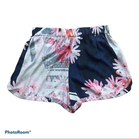French Connection Floral Pull On Shorts - Picture 4 of 11
